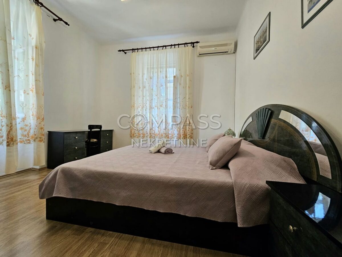 Stan sa prekrasnom okućnicom, Bačvice, Split, 69.00 m2 (iznajmljivanje)