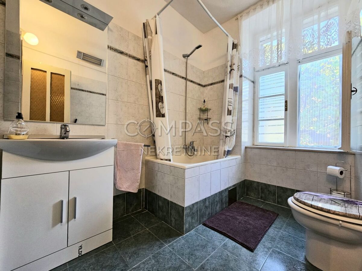 Stan sa prekrasnom okućnicom, Bačvice, Split, 69.00 m2 (iznajmljivanje)