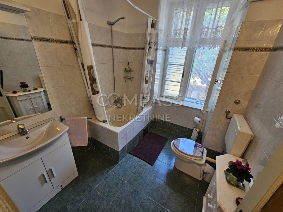 Stan sa prekrasnom okućnicom, Bačvice, Split, 69.00 m2 (iznajmljivanje)