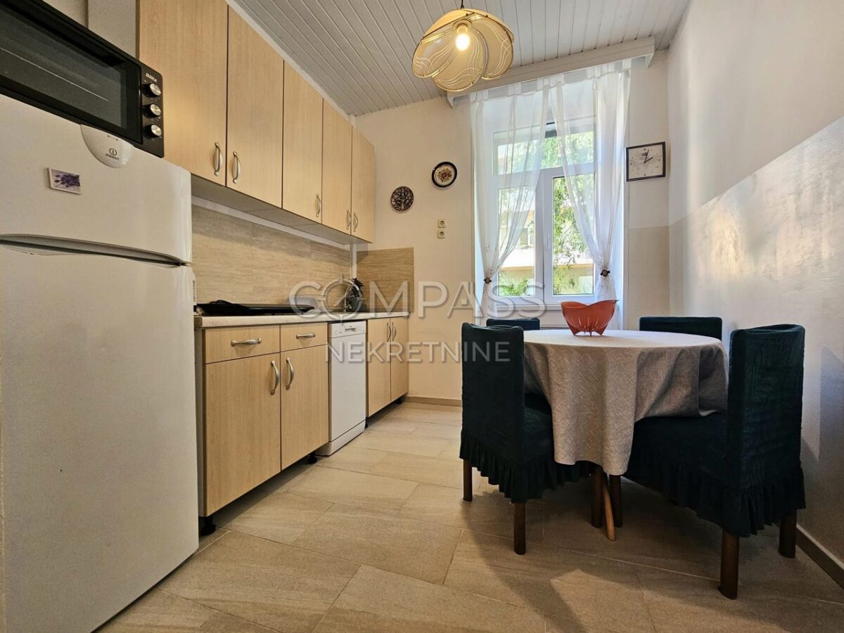 Stan sa prekrasnom okućnicom, Bačvice, Split, 69.00 m2 (iznajmljivanje)