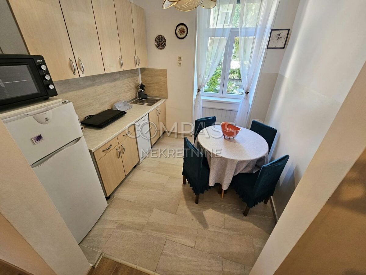 Stan sa prekrasnom okućnicom, Bačvice, Split, 69.00 m2 (iznajmljivanje)